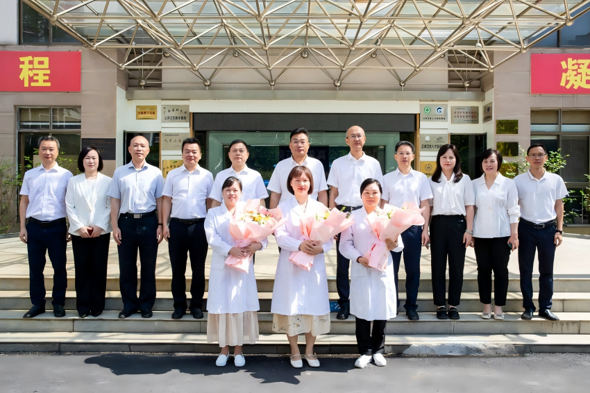 自治区卫生健康委党组书记、主任杜振宗 赴自治区疾控中心开展护士节慰问